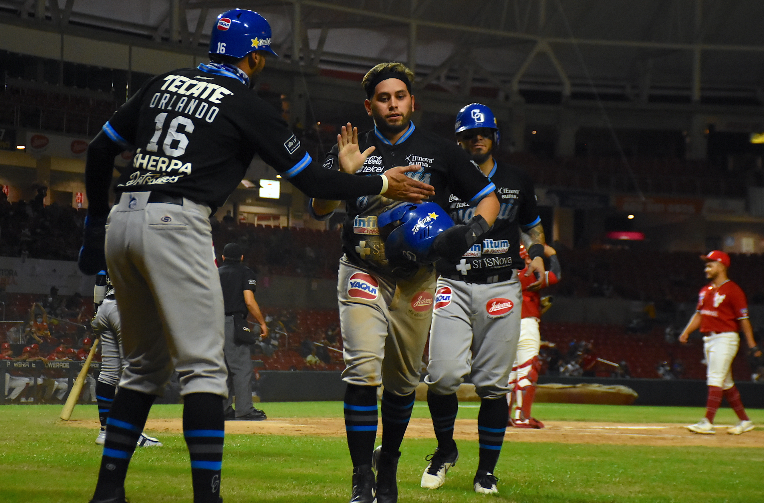 YAQUIS PEGA PRIMERO EN MAZATLÁN